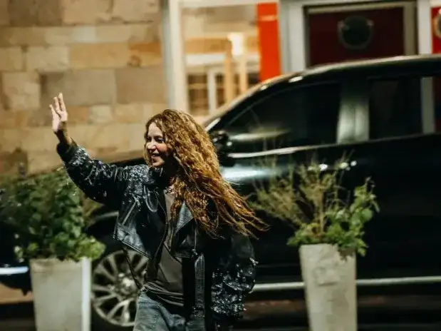 Shakira ya está en la Argentina: llegó en un vuelo privado y saludó a sus fans en el aeropuerto