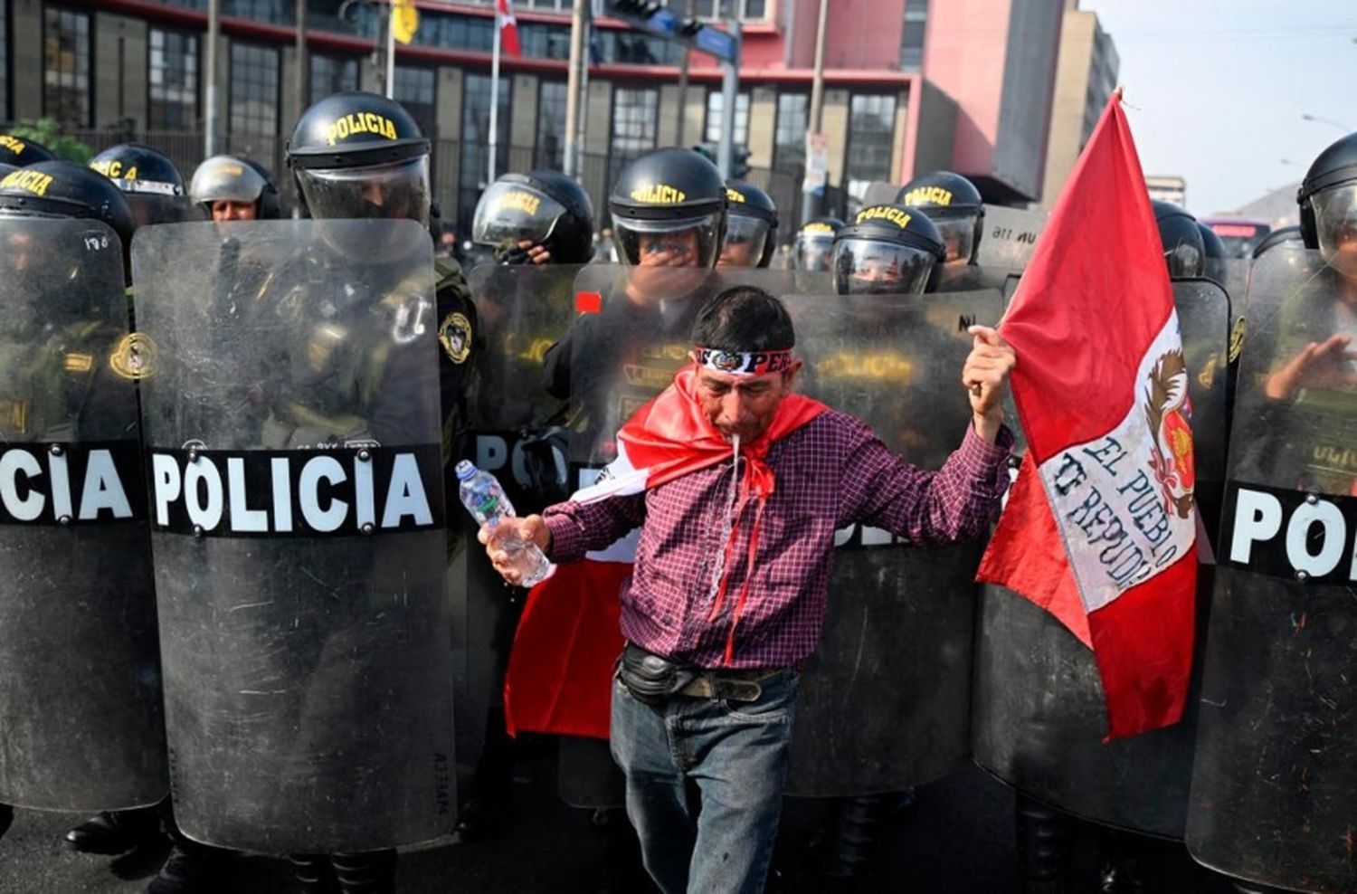 Legisladores de EEUU piden a Biden condenar la represión en Perú y suspender ayuda para seguridad