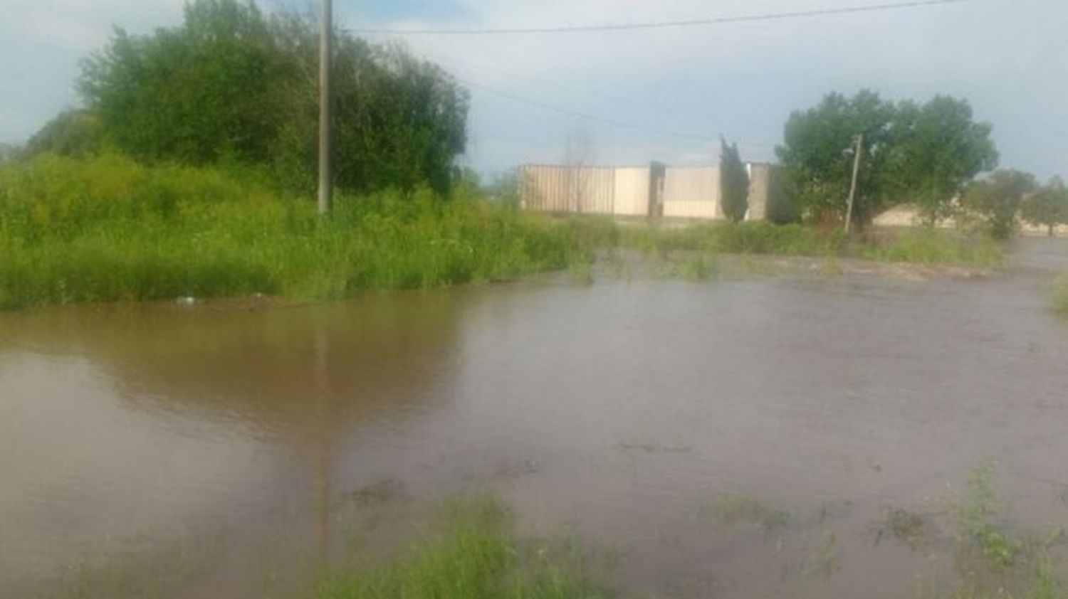 Iba en moto, cayó en un pozo y se lo llevó la corriente