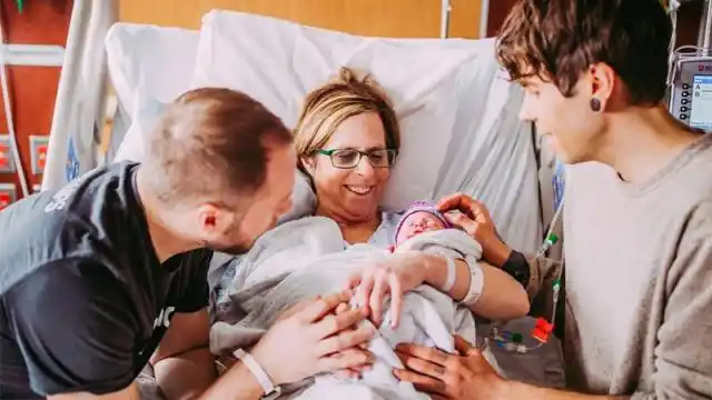 Tiene 61 años y brindó su vientre para que su hijo pueda ser padre