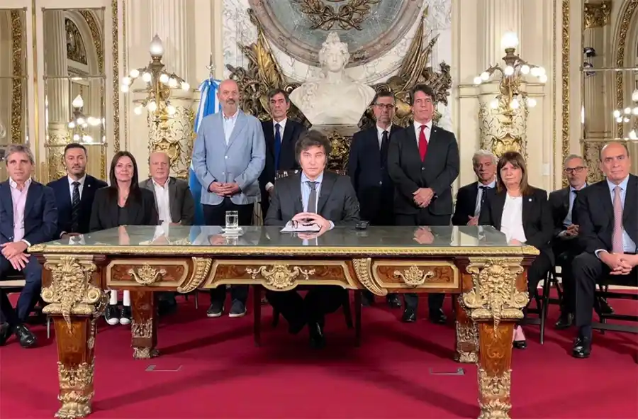 Escena. El Presidente, anoche, envió su mensaje por cadena nacional junto a sus ministros.