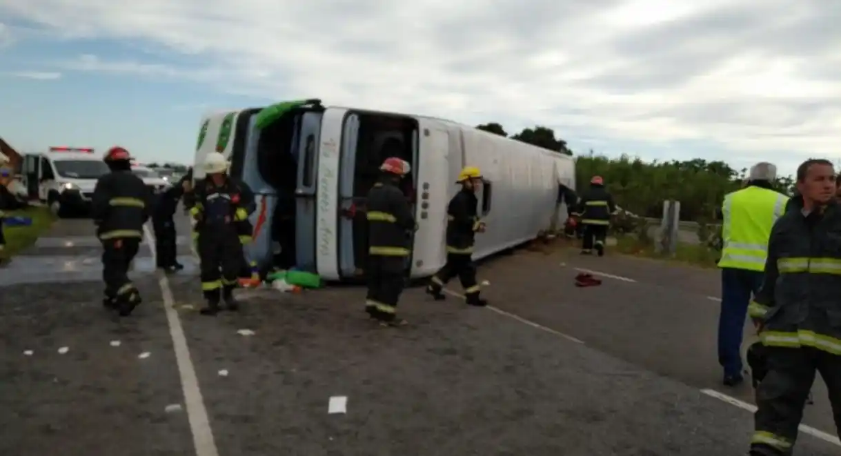 Ruta 2: volcó un micro y murieron dos niñas