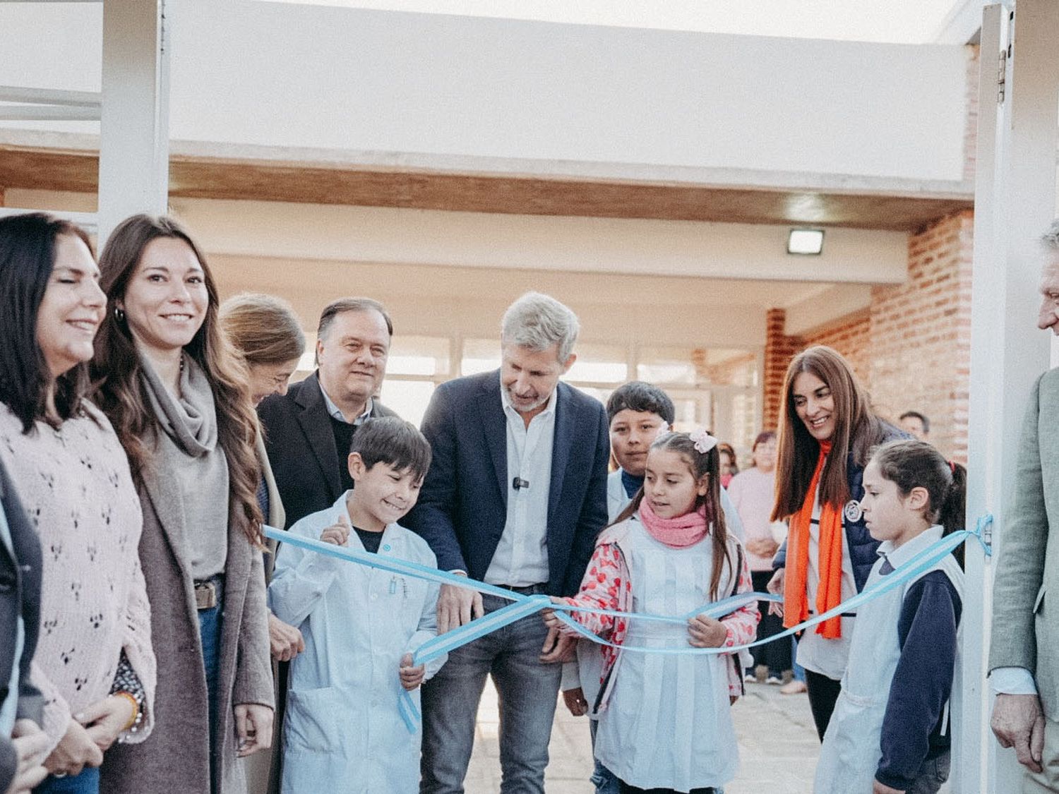 Frigerio inauguró una escuela, entregó equipos al hospital y recorrió obras