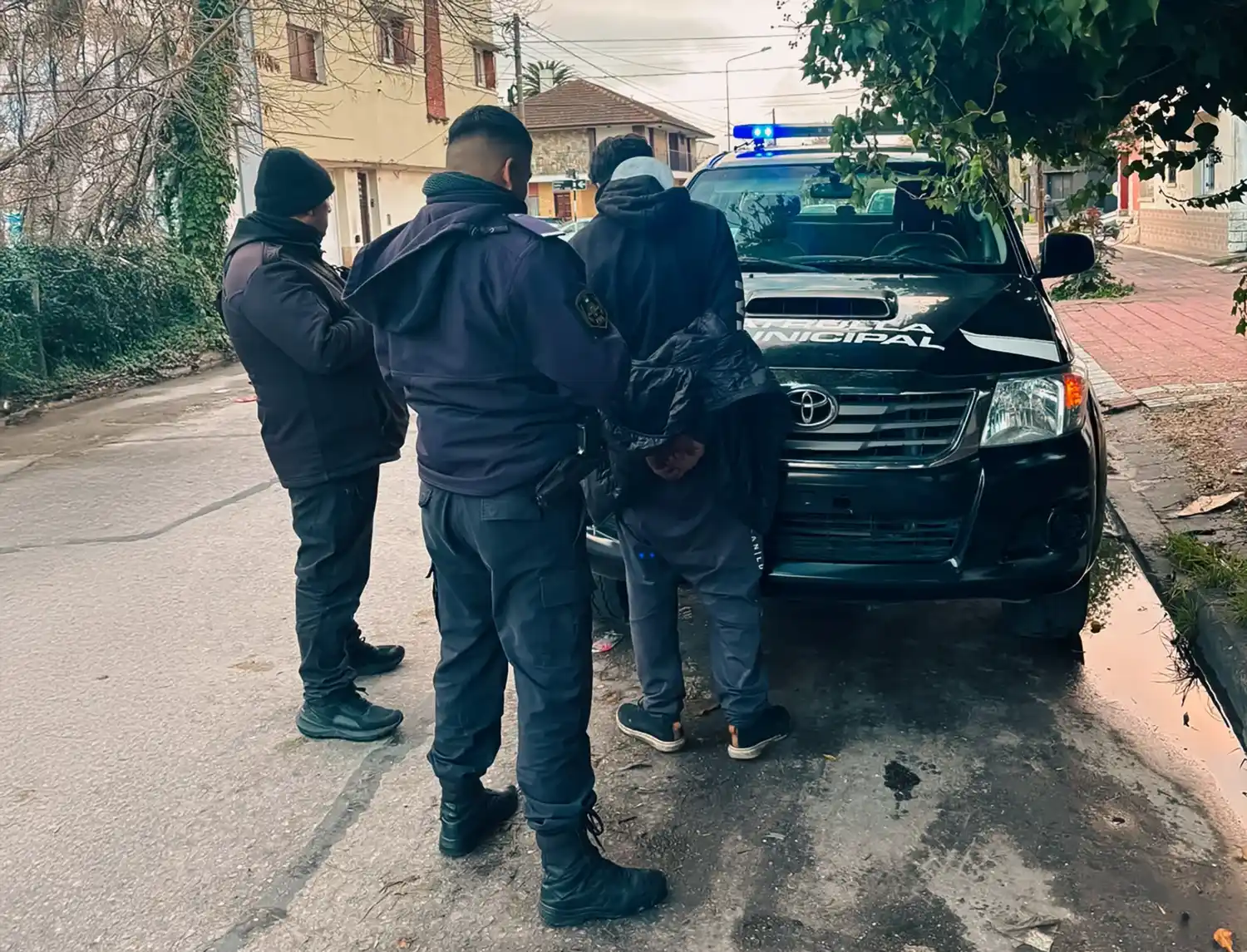 El detenido lanzó insultos y amenazas, e incluso confrontó físicamente a una vecina que observaba el operativo.