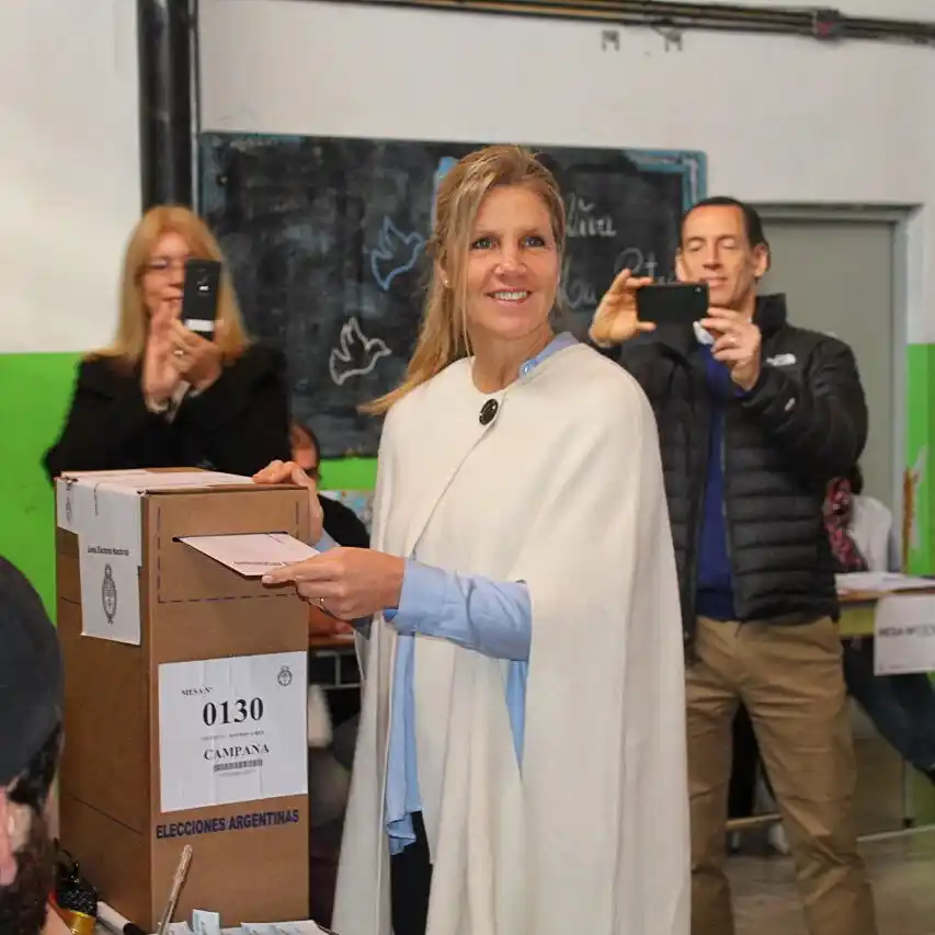 Votó Hotton en Campana: "La ola celeste es imparable"