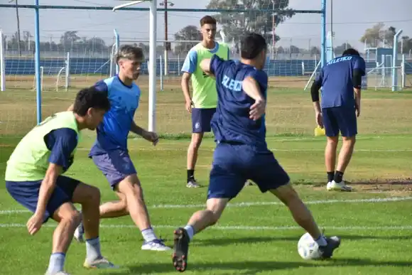 Atlético entrena con bajas  y busca entrenador