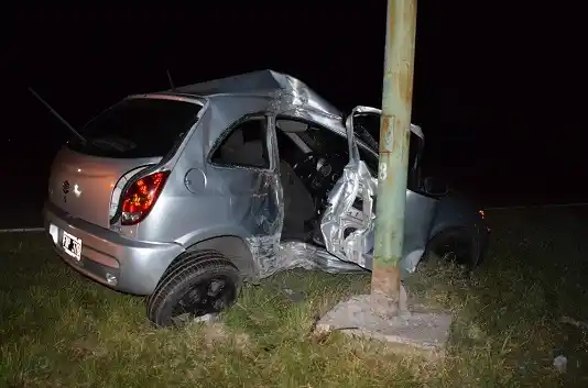 Un conductor perdió el control e impactó contra una columna de alumbrado 