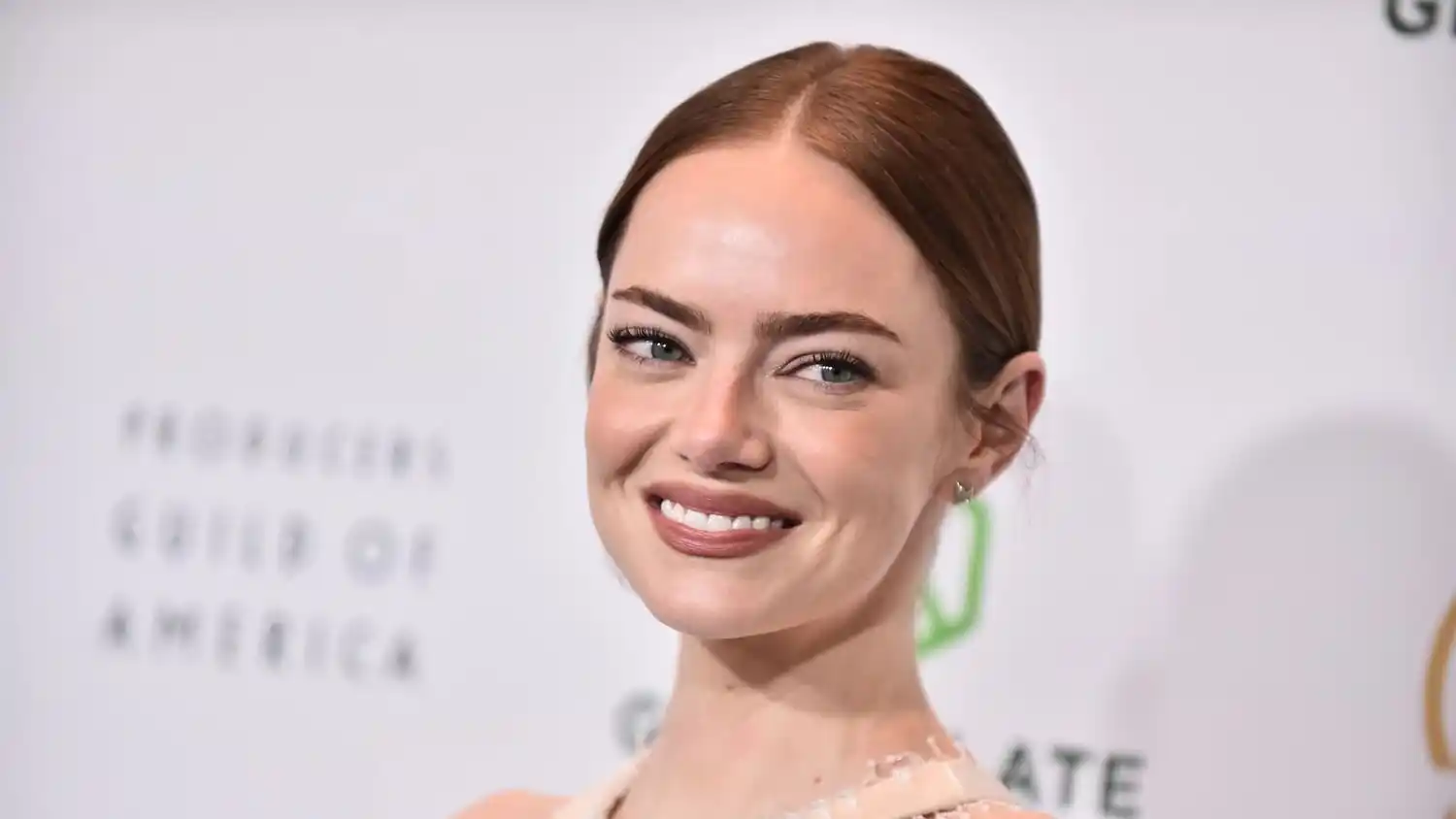 La actriz Emma Stone destacó en la alfombra roja luciendo un elegante vestido blanco que captó la atención de los presentes.