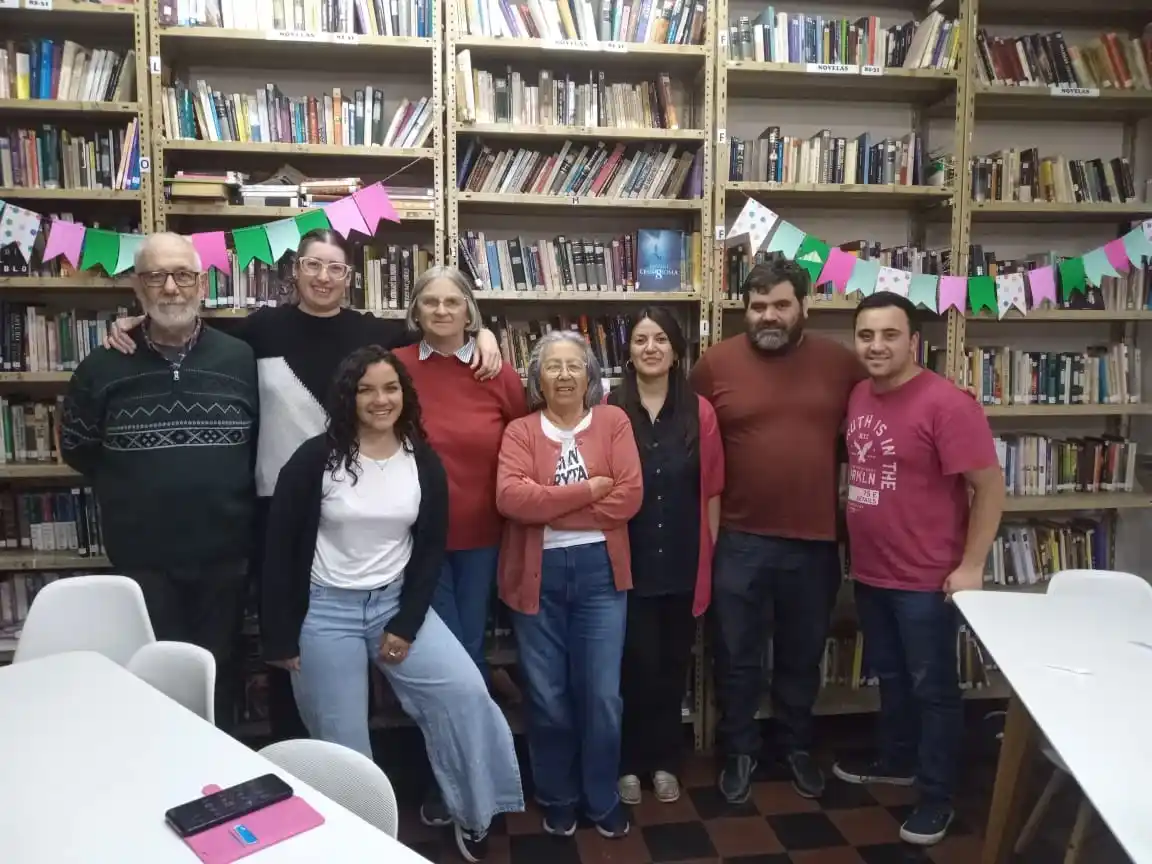 El equipo de la Biblioteca Popular Sarmiento en el 86to aniversario de la institución.