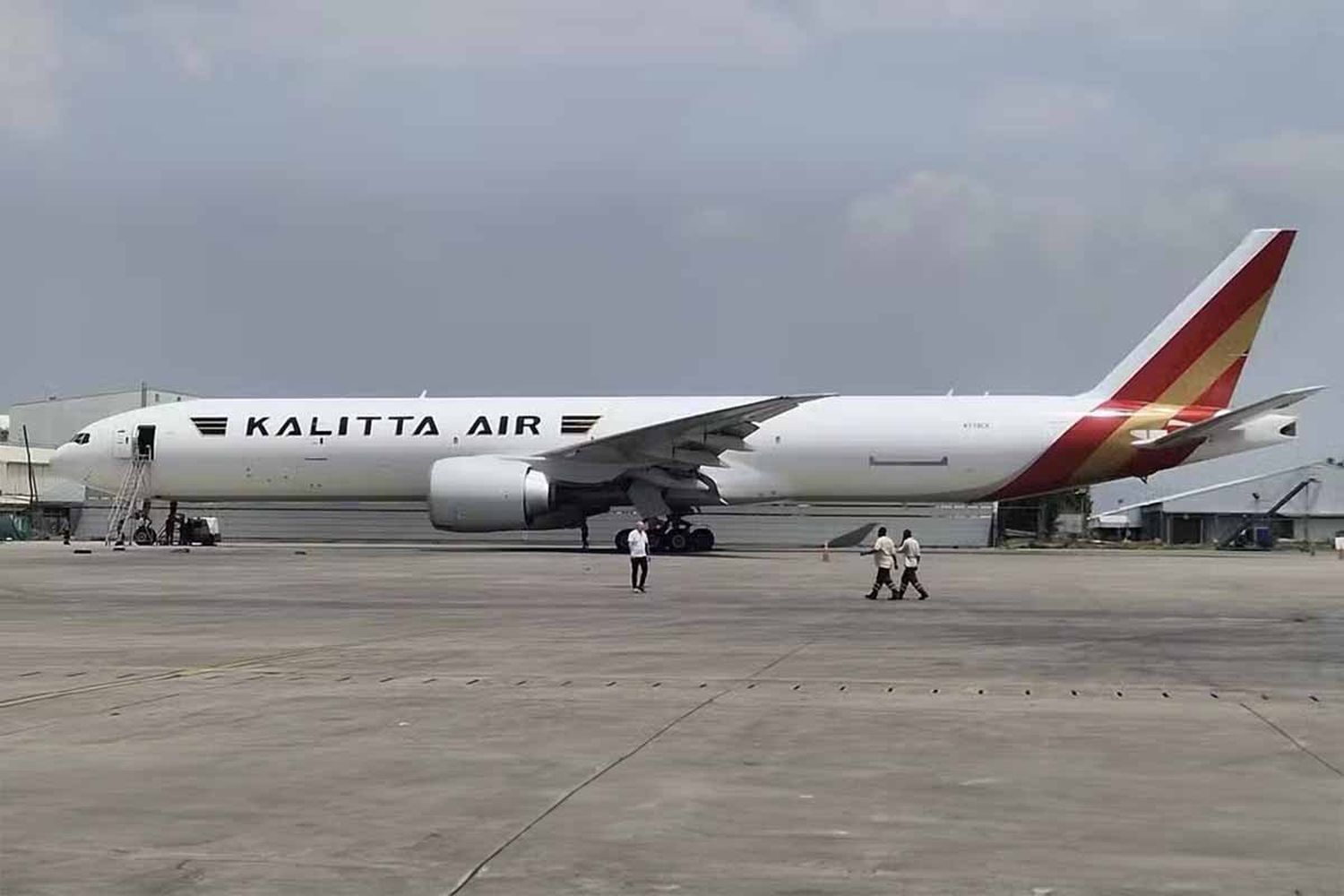 (Almost) Delivery Ready : The first Boeing 777-300ERSF receives the Kalitta Air livery