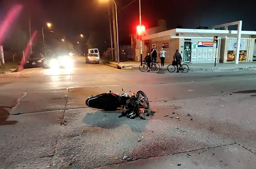 Choque en Los Pinares: conductor de la moto no tenía ni seguro ni papeles y terminó hospitalizado