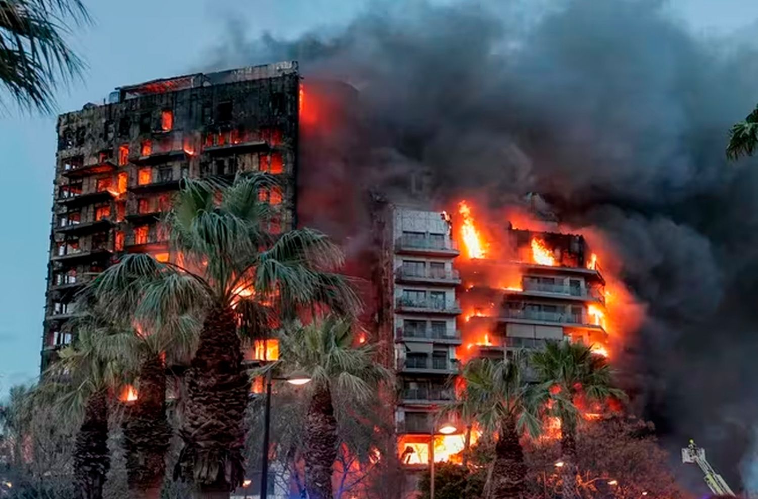 El incendio de Valencia deja cuatro muertos, 14 heridos y 19 desaparecidos en una noche trágica