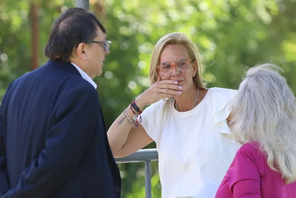 La esposa de Tudares esperando su salida de la cárcel