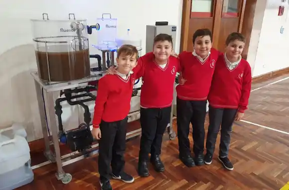 Chicos demuestran que el agua sucia puede ser potable