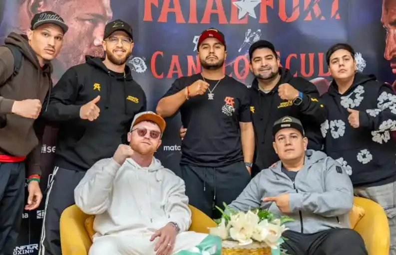 El campeón mexicano fue recibido con honores en Riad, donde también se entrenará su compatriota Jaime Munguía/ @canelo