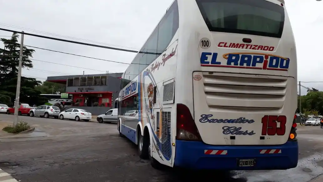 Insólito: dobló para ingresar en la Terminal y quedó parado en medio de la avenida Buzón