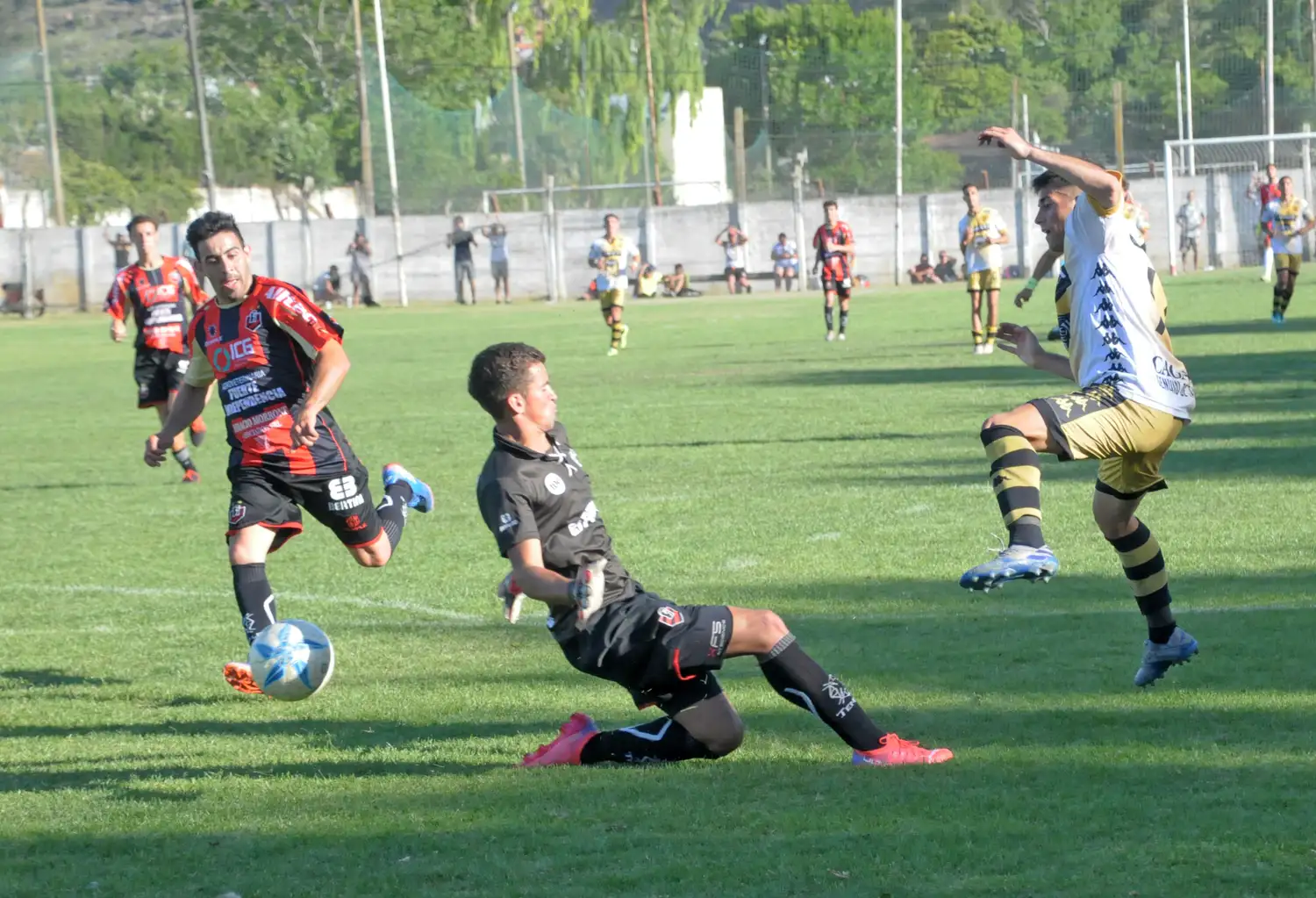 Díaz define ante la salida de Aspitia, con Hernández sin poder intervenir. Fue el segundo gol de Santamarina.