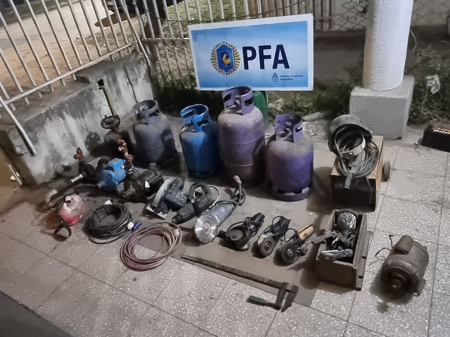 Los uniformados secuestraron numerosos objetos en manos de los sospechosos. Foto: Gentileza