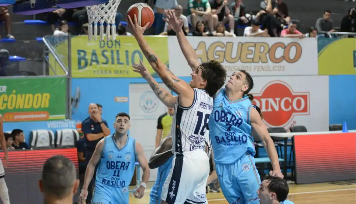 Peñarol lo peleó hasta el final pero cayó con Oberá por un triple sobre la chicharra