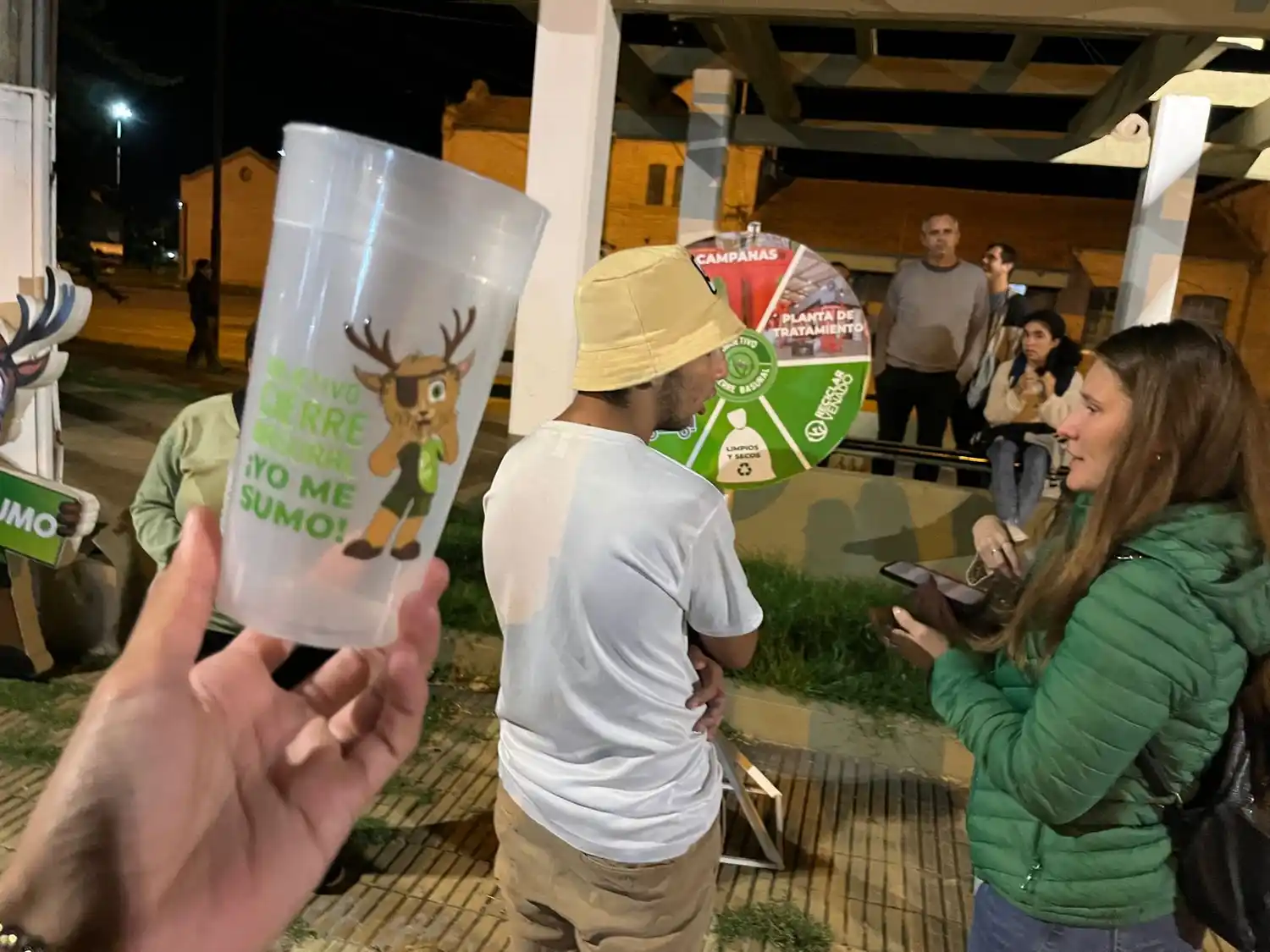 Los voluntarios del programa dialogaron con el público presente.