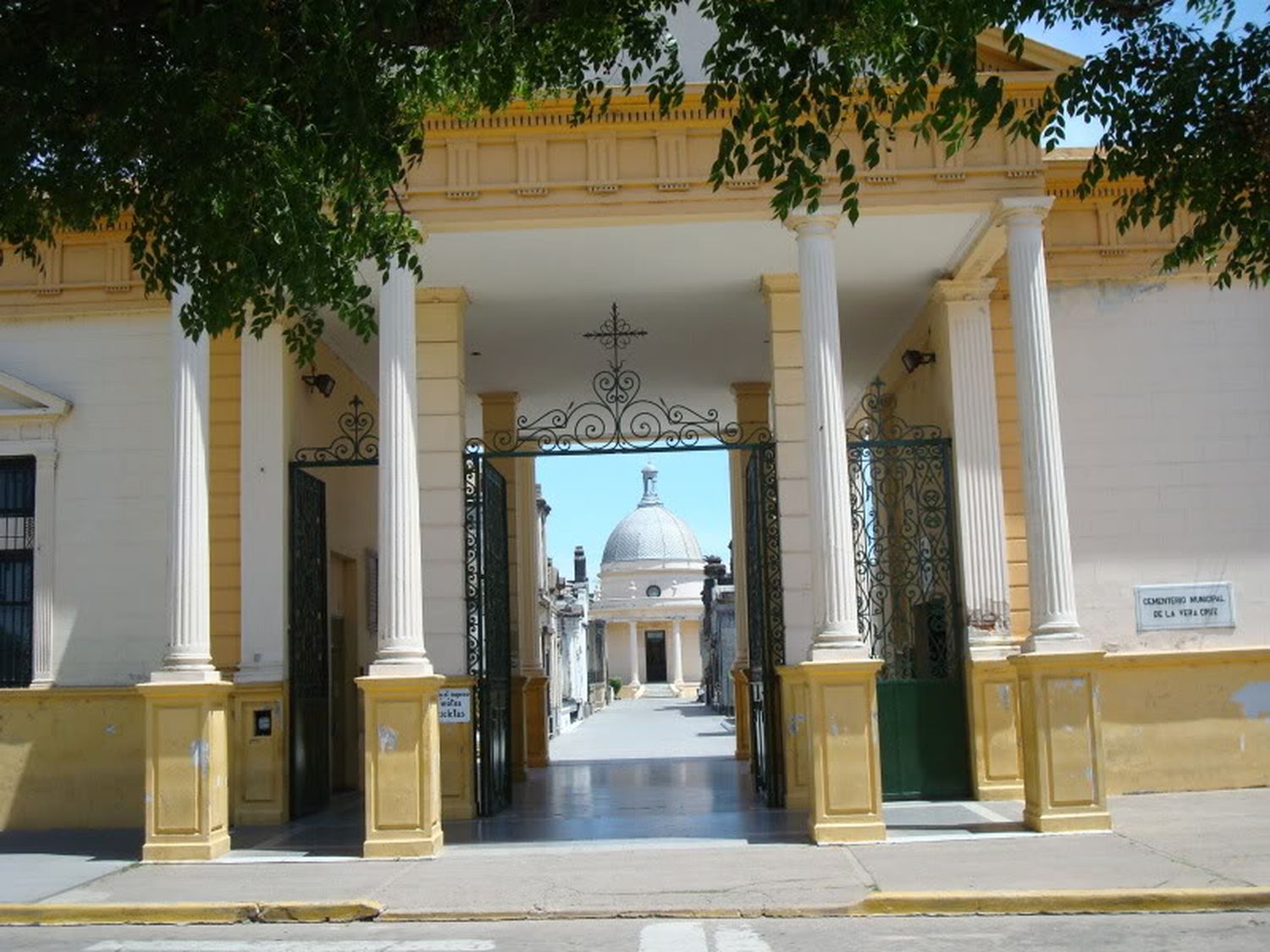 Por el paro de municipales, hay demoras en el Cementerio Municipal