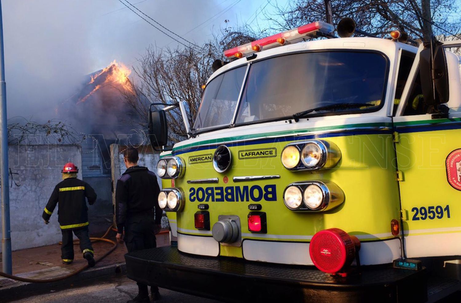 Voraz incendio de una vivienda en el barrio La Perla