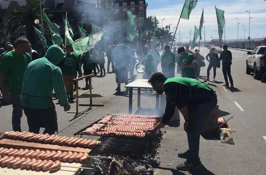 Casineros realizan una "chorizeada" con corte de calle en la costa