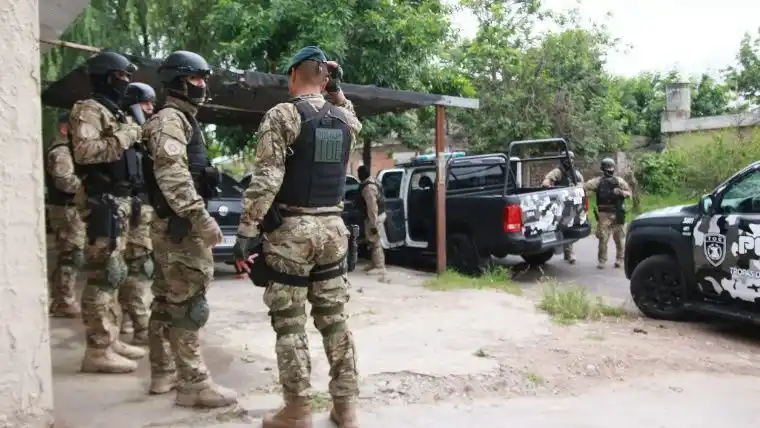 Hubo 39 allanamientos con dos policías heridos y uno detenido en el sur provincial