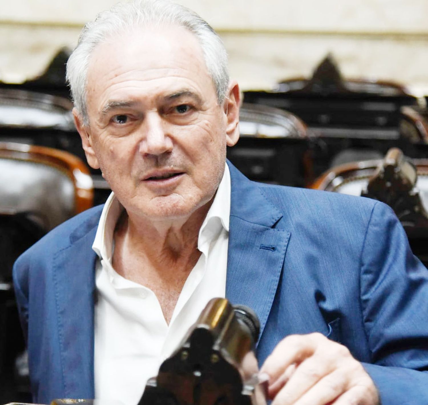 Benedetti busca seguir, pero el radicalismo pide dignidad
