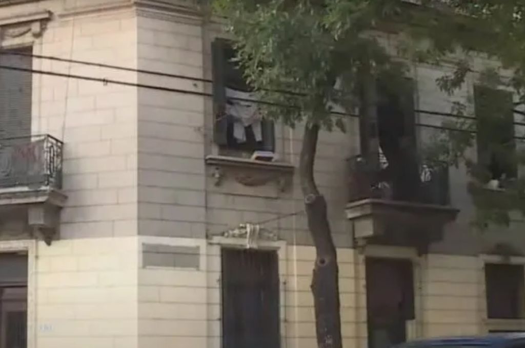 Asesinaron de dos puñaladas a una mujer en un hotel de Constitución