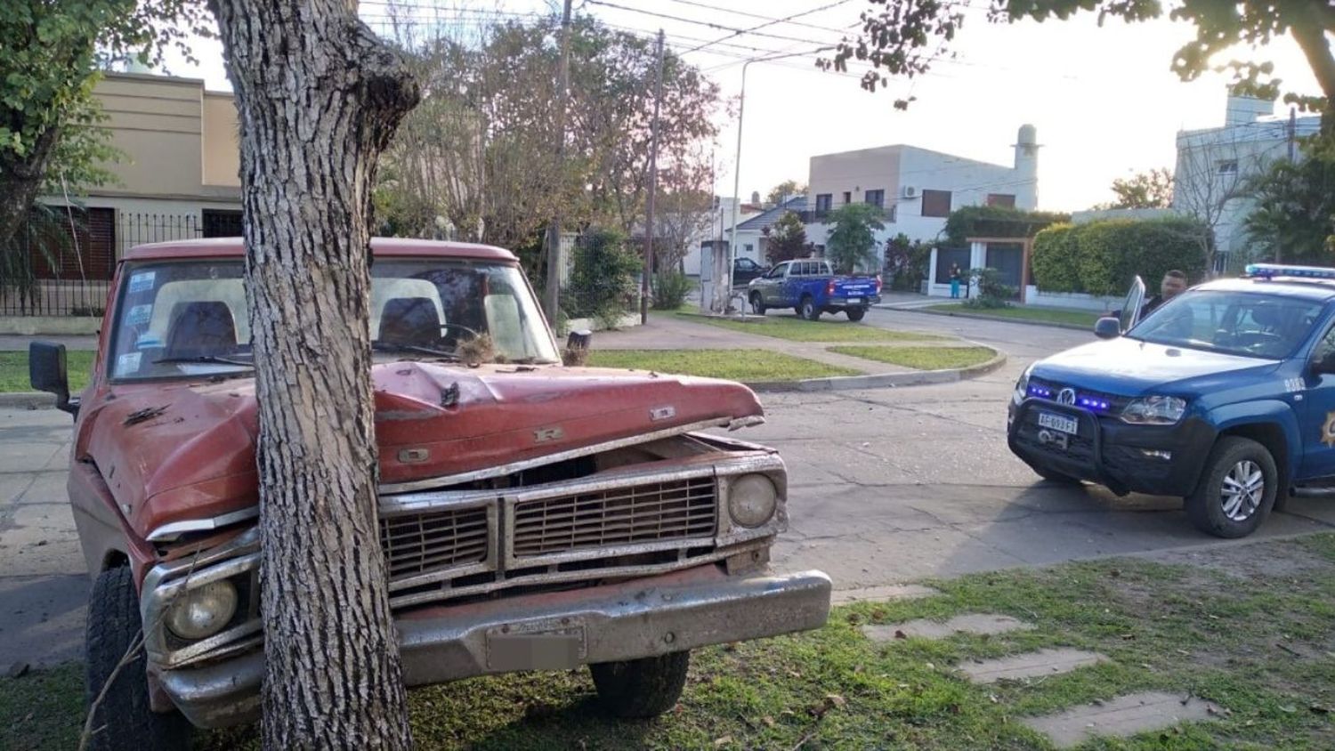 Chocó con un auto y se estrelló contra un árbol 