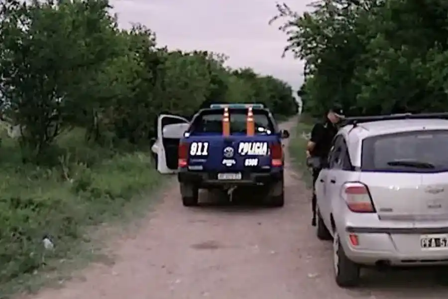 Intentó evadir un control en moto y un policía que intentó detenerlo se disparó accidentalmente