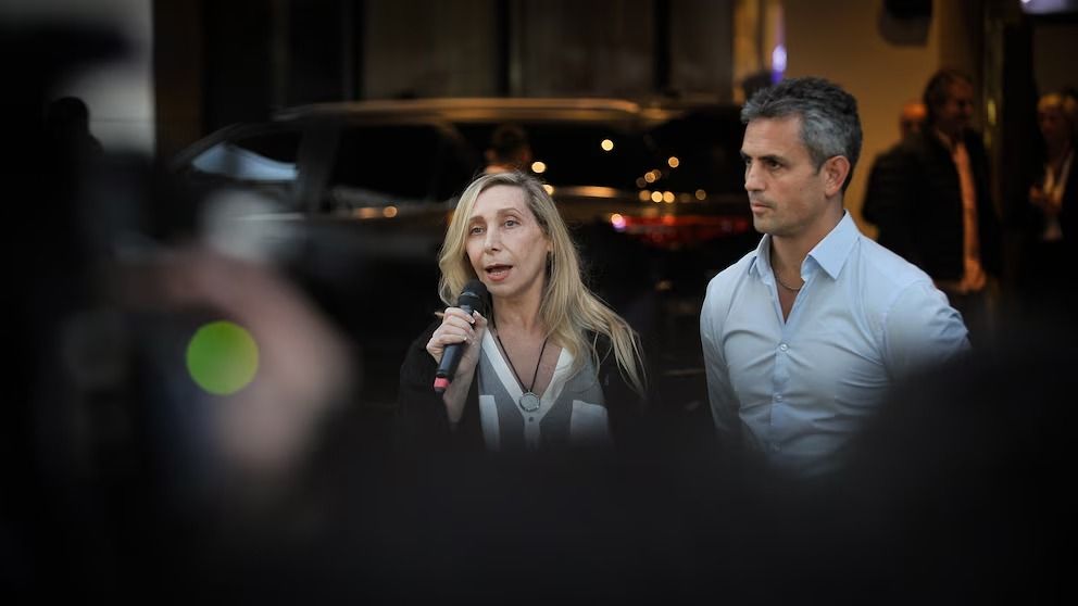 Karina Milei y Martín Menem se presentaron afuera del búnker de La Libertad Avanza. Foto: Gustavo Gavotti