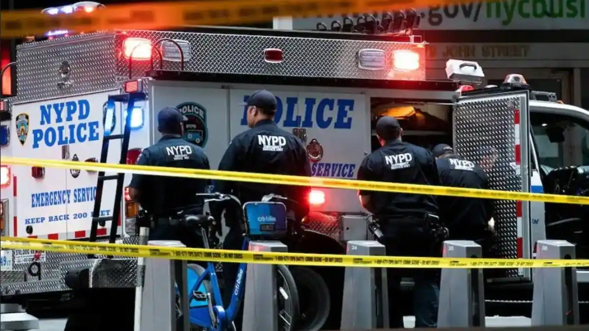 HOMBRE ENLOQUECIÓ: hirió a dos policías y mató a cuatro familiares en Nueva York