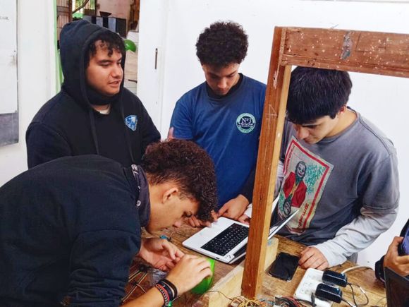 Estudiantes de la escuela Marsiglia diseñaron un dispositivo antirrobo de motos