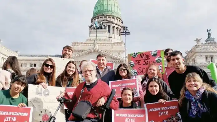 Fuerte reclamo de personas con discapacidad y sus familias frente el Congreso de la Nación.
