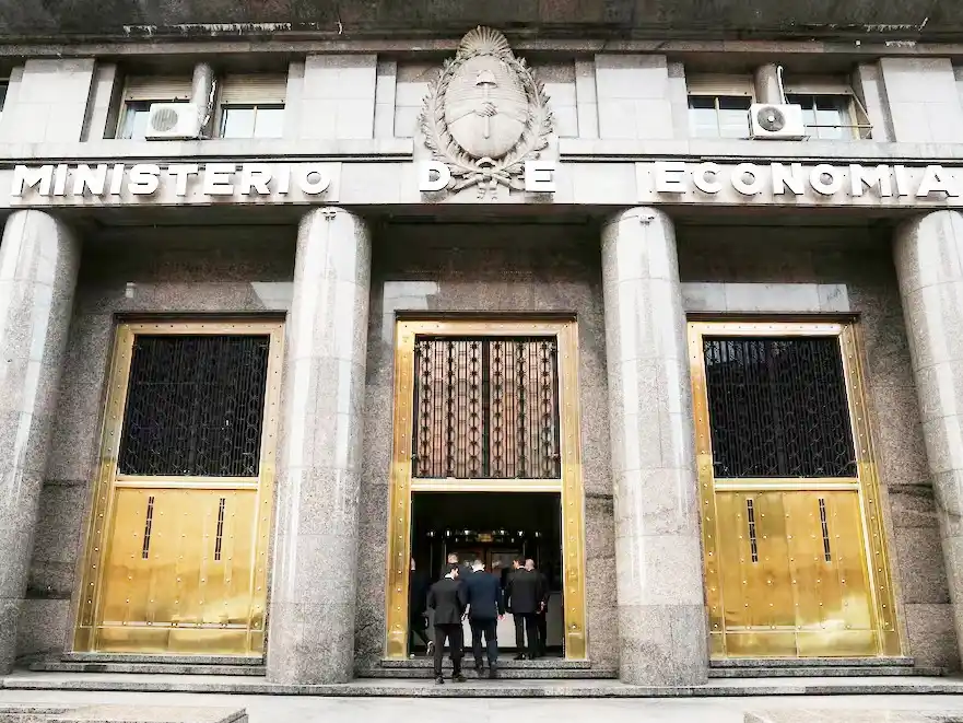 El Gobierno refinanció más del 100 % de los vencimientos de deuda y no liberó pesos al mercado