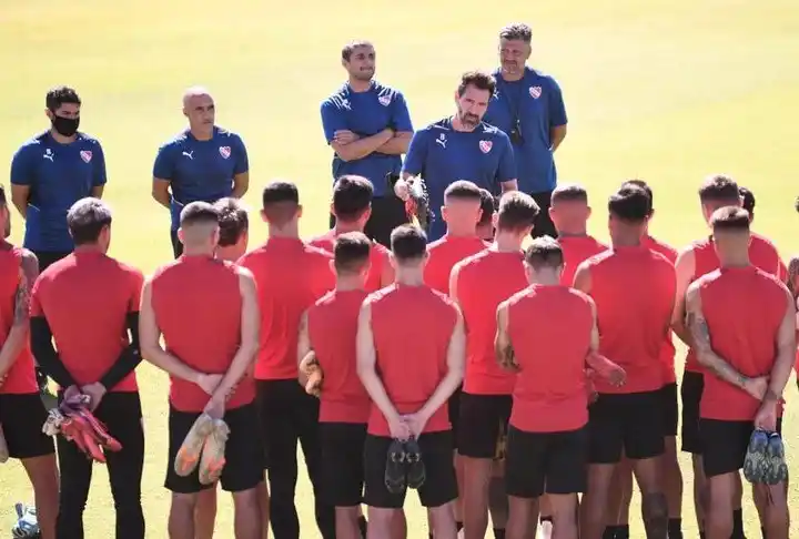 Crisis en Independiente: Eduardo Domínguez pasó la escoba y sorprendió al separar a 10 futbolistas del plantel