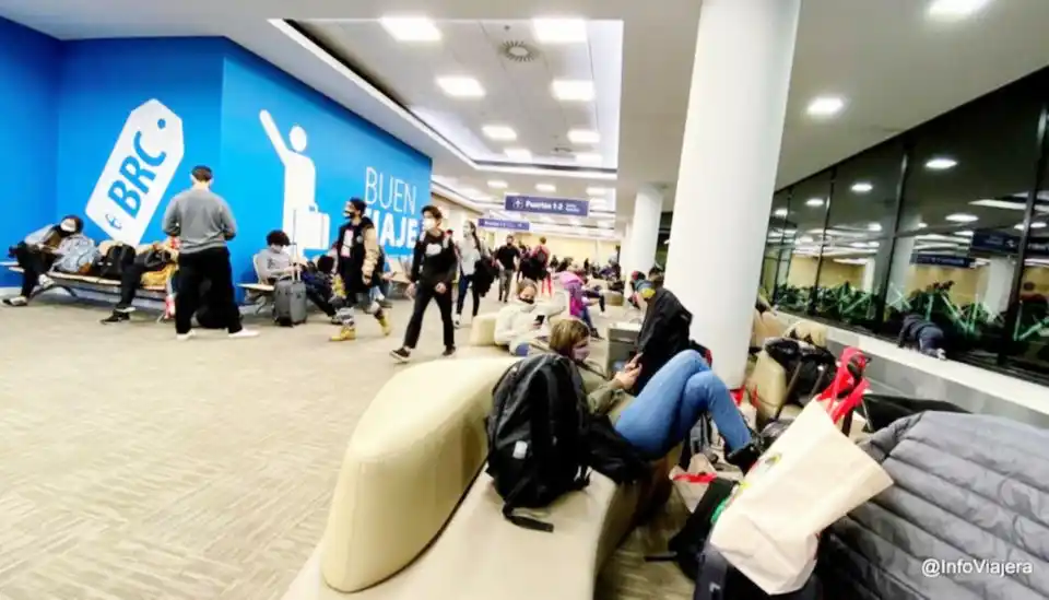 Un egresado se quedó dormido y se lo “olvidaron” en Bariloche