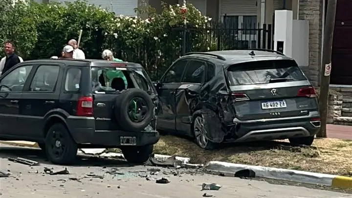 Conductor se habría descompensado y colisionó con otro vehículo
