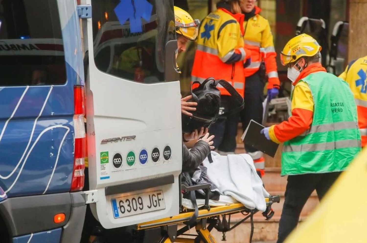 Tragedia en Barcelona: una gemela argentina de 12 años murió tras caer de un tercer piso y la otra está grave