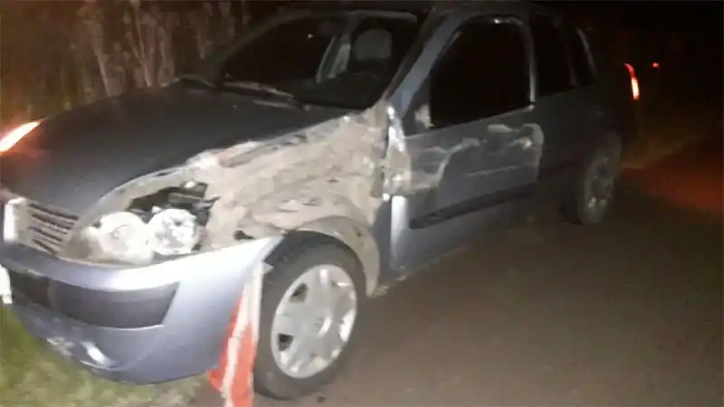Una camioneta con acoplado iba sin luces, chocó a un auto y huyó: Buscan al conductor