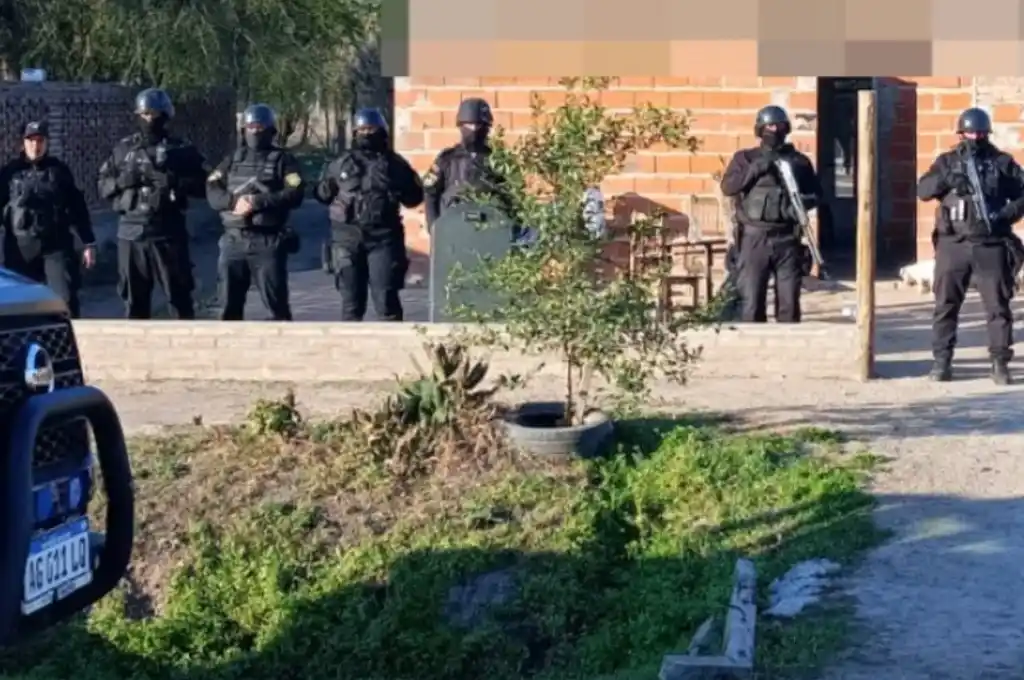 Los uniformados se abocaron a "rastrillar" el inmueble.