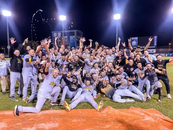 ¡CASTILLO Y TOVAR confirman participación en Clásico del Caribe! LEONES DEL CARACAS ALCANZA SU TÍTULO 21 EN LA LVBP