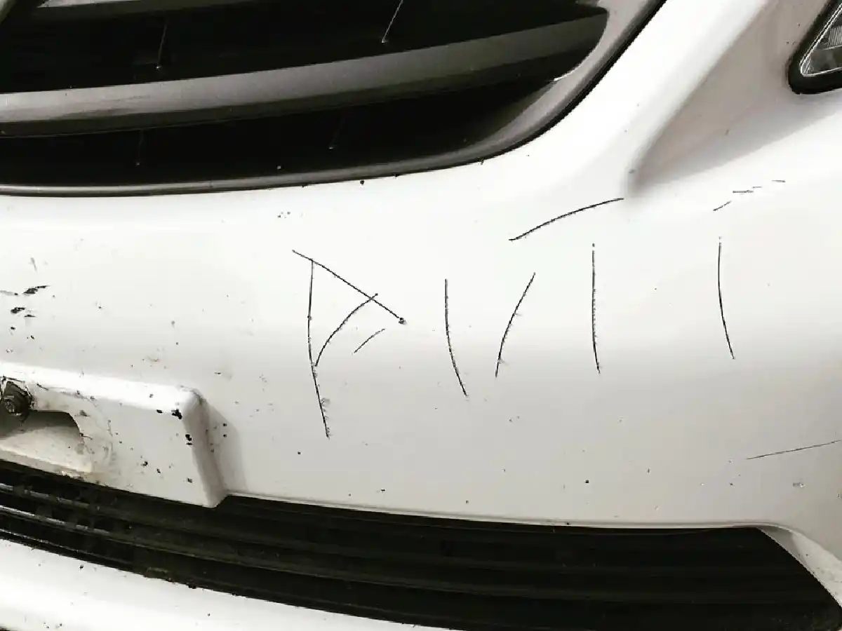 Dejó el auto fuera del boliche: se lo rallaron y le robaron patentes 