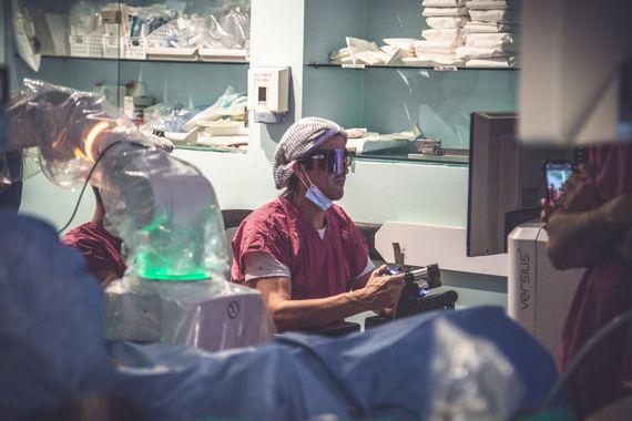 Fernando Santomil, el médico tandilense que busca democratizar el uso de la robótica