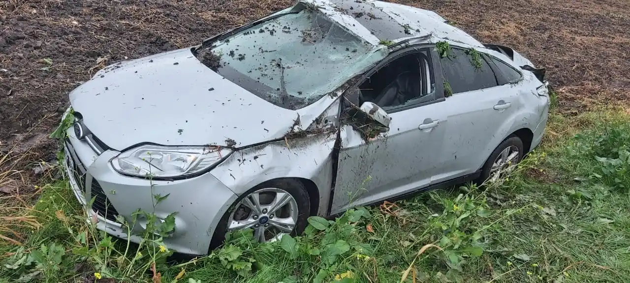Circulaba por ruta 18 cuando por un “espejo de agua” despistó y volcó en la banquina