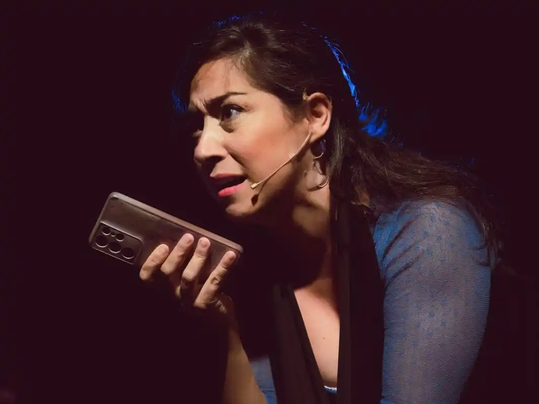 La obra nos sumerge en el universo del tango para explorar el arquetipo de la mujer que vive en función del amor.