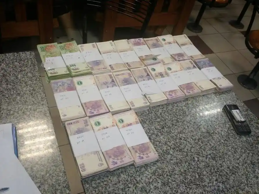 Elude un control, intenta sobornar a un gendarme y le incautan casi 300 mil pesos