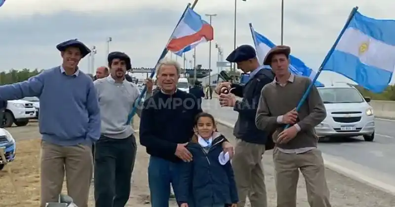 Sobre el puente Rosario-Victoria, isleros reclamaron contra las quemas